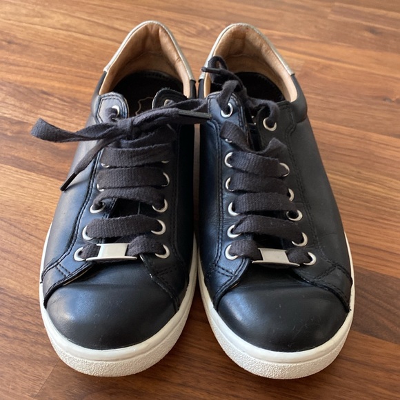 SALE! UGG women’s leather sneakers size 8.5 very good condition - Picture 1 of 7